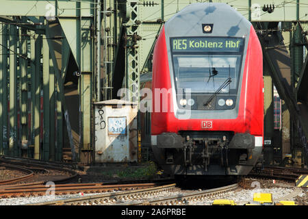 DB RE 5 nach Koblenz in Köln HBF Bahnhof Deutschland anreisen Stockfoto