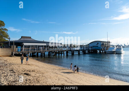 Sydney, NSW, Australia-Oct 20, 2019: Blick über die Watsons Bay Wharf, Australiens älteste Fischerdorf und eine florierende lokale Einlass beliebt bei splen Stockfoto