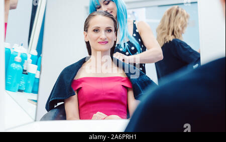 Kunde bekommt eine Frisur kompetent durchgeführt von stylist Stockfoto