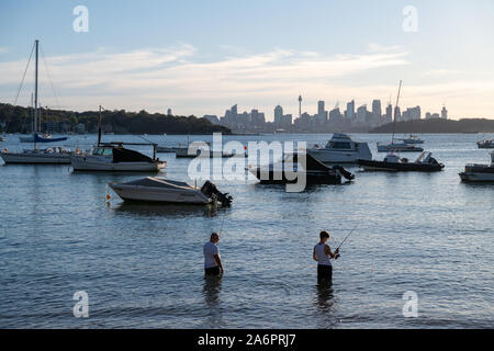 Sydney, NSW, Australia-Oct 20, 2019: Blick über die CBD Skyline und Boote von Watsons Bay, Australiens älteste Fischerdorf und ein beliebter Ort mit Stockfoto