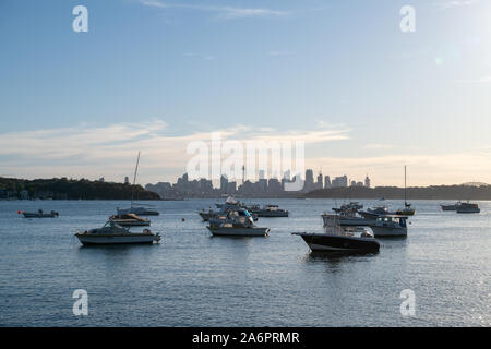 Sydney, NSW, Australia-Oct 20, 2019: Blick über die CBD Skyline und Boote von Watsons Bay, Australiens älteste Fischerdorf und ein beliebter Ort mit Stockfoto