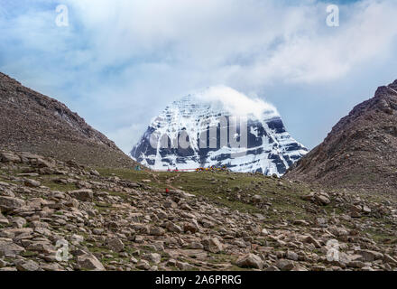 Heiliger Berg in Tibet - Mount Kailash mit blauem Himmel Stockfoto