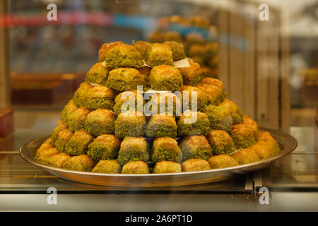 Ein Fach der traditionellen Türkischen dessert Baklava mit Pistazien zwischen sehr dünnen Teig auf einem Speicher anzuzeigen. Stockfoto