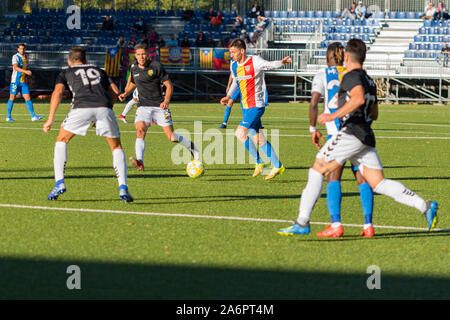 ENCAMP, ANDORRA: 26 DE OKTOBER 2019: SPIELER IN AKTION IN DER MACHO VON SEGUNDA DIVISION B GRUPO 3 FC ANDORRA 1 - 1 UE LLANGOSTERA - COSTA BRAVA. Stockfoto