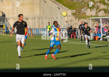 ENCAMP, ANDORRA: 26 DE OKTOBER 2019: SPIELER IN AKTION IN DER MACHO VON SEGUNDA DIVISION B GRUPO 3 FC ANDORRA 1 - 1 UE LLANGOSTERA - COSTA BRAVA. Stockfoto
