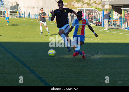ENCAMP, ANDORRA: 26 DE OKTOBER 2019: SPIELER IN AKTION IN DER MACHO VON SEGUNDA DIVISION B GRUPO 3 FC ANDORRA 1 - 1 UE LLANGOSTERA - COSTA BRAVA. Stockfoto