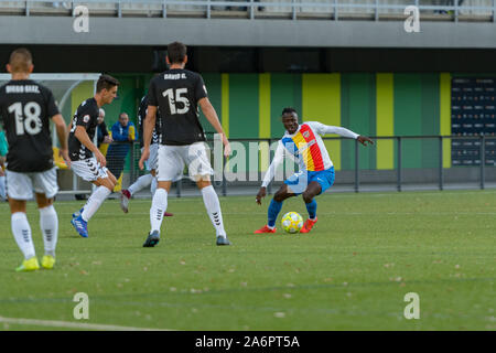 ENCAMP, ANDORRA: 26 DE OKTOBER 2019: SPIELER IN AKTION IN DER MACHO VON SEGUNDA DIVISION B GRUPO 3 FC ANDORRA 1 - 1 UE LLANGOSTERA - COSTA BRAVA. Stockfoto