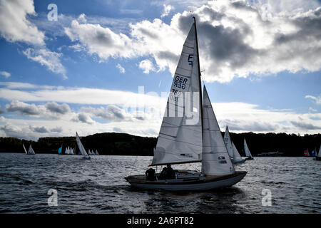 Auf dem Essener Baldeneysee Sindh, bei windigem Wetter, viele Segler unterwegs. Stockfoto