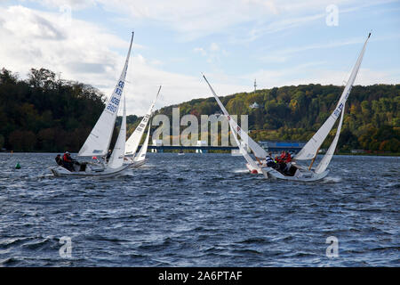 Auf dem Essener Baldeneysee Sindh, bei windigem Wetter, viele Segler unterwegs. Stockfoto