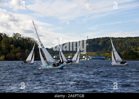 Auf dem Essener Baldeneysee Sindh, bei windigem Wetter, viele Segler unterwegs. Stockfoto