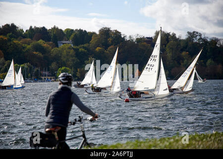 Auf dem Essener Baldeneysee Sindh, bei windigem Wetter, viele Segler unterwegs. Stockfoto