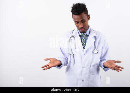 Junge Bartgeier afrikanischer Mann Arzt vor weißem Hintergrund Stockfoto