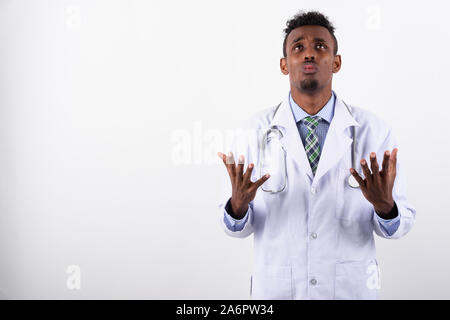 Junge Bartgeier afrikanischer Mann Arzt vor weißem Hintergrund Stockfoto