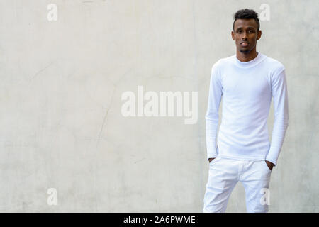 Junge Bartgeier afrikanischen Mann mit langen Ärmeln und weißem Hemd wieder Stockfoto