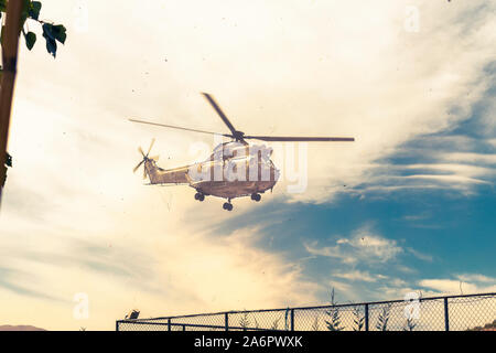 Moderne taktische Hubschrauber weg fliegen. Der Häcksler ist mit neuer Technologie für taktische Kriegsführung gefüllt. Bewölkt blauer Himmel im Hintergrund. Stockfoto