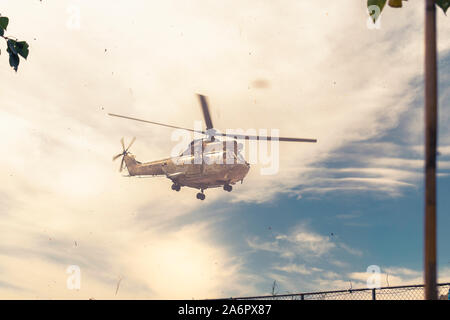 Moderne taktische Hubschrauber weg fliegen. Der Häcksler ist mit neuer Technologie für taktische Kriegsführung gefüllt. Bewölkt blauer Himmel im Hintergrund. Stockfoto