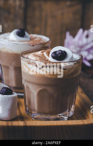 Happy Halloween Monster, Pumpkin spice Latte mit Schlagsahne und großen Marshmallow Auge auf der Oberseite, Halloween Dessert im Glas Stockfoto