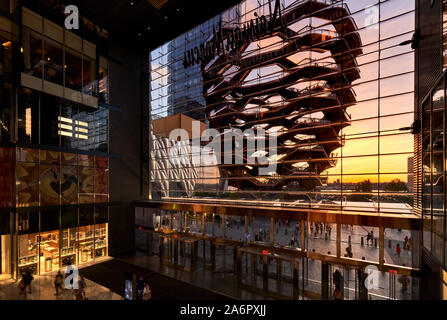 New York City Hudson Yards Innenraum mit Blick auf das Schiff (Treppe) bei Sonnenuntergang. Midtown West, Manhattan, NY, USA Stockfoto