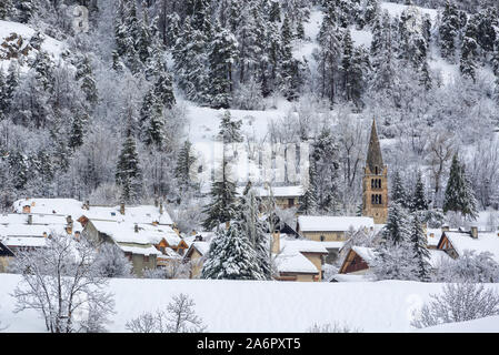 Dorf La-Salle-les-Alpes mit frischem Schnee im Winter. Serre Chevalier, Alpes-de-Haute-Provence (05), Alpen, Frankreich Stockfoto