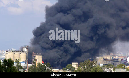 Schwarzer Rauch 80 Tonnen Speiseöl brennen in Shemen Fabrik. Smog, Rauch, Asche, Umweltverschmutzung. Industriekatastrophen haben lange durch Bewohner und das Schlimmste kommt noch befürchtet worden. Stockfoto