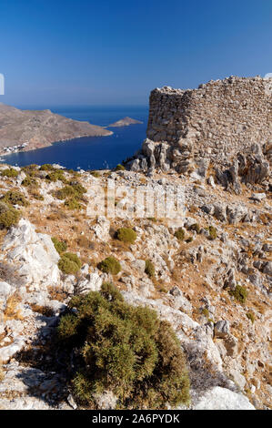 Agriosykia Schloss und Livadia Bay, Tilos, Dodecanese Inseln, südliche Ägäis, Griechenland. Stockfoto