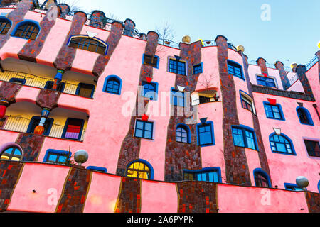 Magdeburg, Deutschland - 25. Februar 2019: Farbenfrohes Gebäude von Hundertwasser Art Haus mit Mosaik. Die moderne Architektur der Stadt Magdeburd Stockfoto