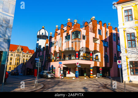 Magdeburg, Deutschland - 25. Februar 2019: Farbenfrohes Gebäude von Hundertwasser Art mit Mosaik. Ein Cafe Ecke vor der doppelpunkte von Hundertwasser haus Stockfoto