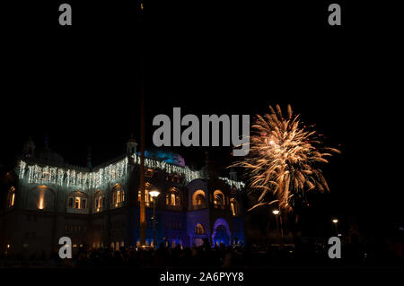 Feier der besonderen Veranstaltungen Bandi Chhor Divas zusammen mit Diwali in der Sikh Guru Nanak Darbar Gurdwara in Gravesend Feuerwerk und Festlichkeiten Stockfoto