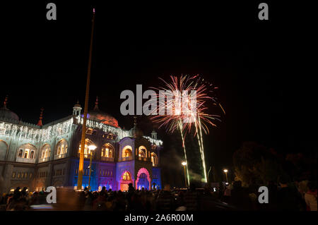 Feier der besonderen Veranstaltungen Bandi Chhor Divas zusammen mit Diwali in der Sikh Guru Nanak Darbar Gurdwara in Gravesend Feuerwerk und Festlichkeiten Stockfoto