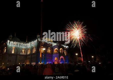 Feier der besonderen Veranstaltungen Bandi Chhor Divas zusammen mit Diwali in der Sikh Guru Nanak Darbar Gurdwara in Gravesend Feuerwerk und Festlichkeiten Stockfoto