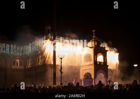 Feier der besonderen Veranstaltungen Bandi Chhor Divas zusammen mit Diwali in der Sikh Guru Nanak Darbar Gurdwara in Gravesend Feuerwerk und Festlichkeiten Stockfoto