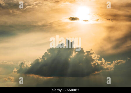 Dramatische Cloud Szene mit Sonnenstrahlen piercing nur nach dem Sturm Stockfoto