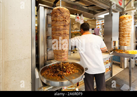 Beyoglu, Istanbul/Türkei - vom 20. Oktober 2019: Chef der Vorbereitung gyro Kebab auch als türkische Döner oder griechischen Gyro bekannt Stockfoto