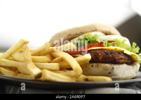 Frisch zubereitete Hamburger und Pommes Frites Stockfoto