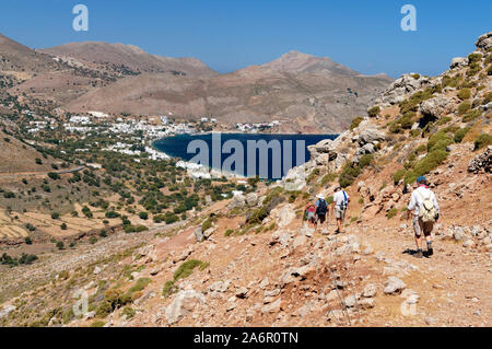 Spaziergänger auf Weg in Richtung Livadia von Aghios Pavlos, Tilos, Dodekanes Inseln, Südägäis, Griechenland. Stockfoto