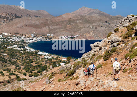 Spaziergänger auf Weg in Richtung Livadia von Aghios Pavlos, Tilos, Dodekanes Inseln, Südägäis, Griechenland. Stockfoto