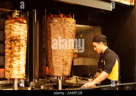 Beyoglu, Istanbul/Türkei - vom 20. Oktober 2019: Chef der Vorbereitung gyro Kebab auch als türkische Döner oder griechischen Gyro bekannt Stockfoto