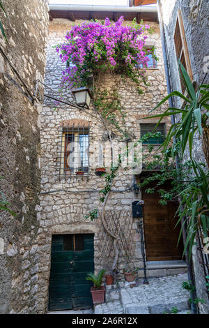 Sermoneta, Latina, Latium, Italien: typische Straße der Altstadt. Stockfoto