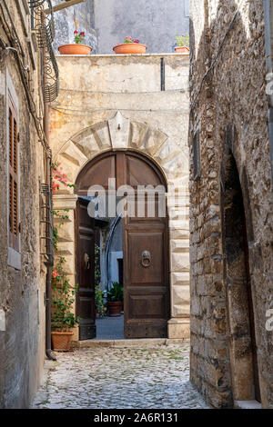 Sermoneta, Latina, Latium, Italien: typische Straße der Altstadt. Stockfoto