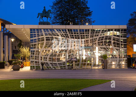 Das Restaurant Grissini vor dem Hotel Hyatt Regency am Ufer des Rheins im Stadtteil Deutz, Reiterstandbild am Hohenzolle Stockfoto