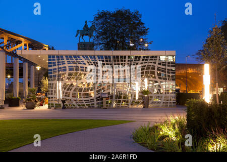 Das Restaurant Grissini vor dem Hotel Hyatt Regency am Ufer des Rheins im Stadtteil Deutz, Reiterstandbild am Hohenzolle Stockfoto