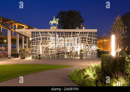 Das Restaurant Grissini vor dem Hotel Hyatt Regency am Ufer des Rheins im Stadtteil Deutz, Reiterstandbild am Hohenzolle Stockfoto