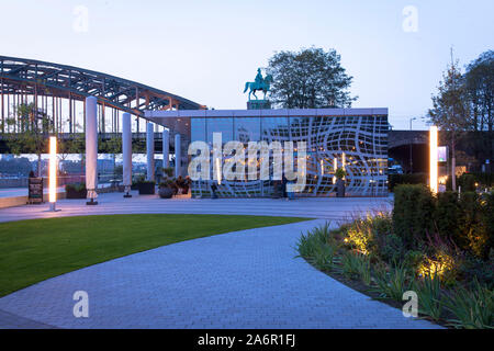 Das Restaurant Grissini vor dem Hotel Hyatt Regency am Ufer des Rheins im Stadtteil Deutz, Reiterstandbild am Hohenzolle Stockfoto