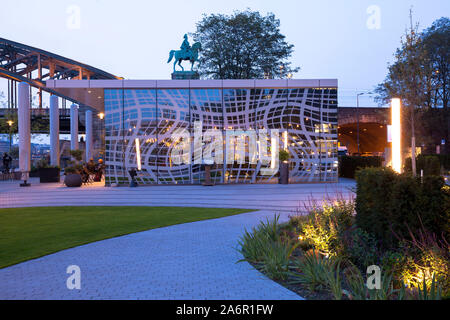 Das Restaurant Grissini vor dem Hotel Hyatt Regency am Ufer des Rheins im Stadtteil Deutz, Reiterstandbild am Hohenzolle Stockfoto