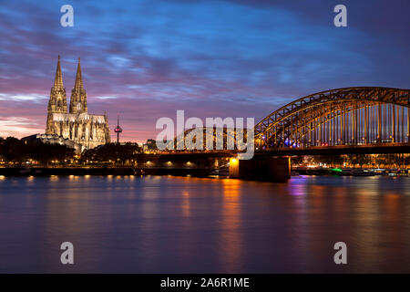 Blick vom Stadtteil Deutz an der Kathedrale und die Hohenzollernbrücke, Köln, Deutschland. Blick von Deutz zum Dom und zur Hohenzollernbruecke, Koe Stockfoto
