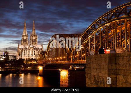 Blick vom Stadtteil Deutz an der Kathedrale und die Hohenzollernbrücke, Köln, Deutschland. Blick von Deutz zum Dom und zur Hohenzollernbruecke, Koe Stockfoto