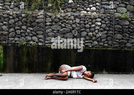 ANTIPOLO CITY, Philippinen - Oktober 11, 2019: Obdachlosen hinlegen und schlafen auf der Straße. Stockfoto