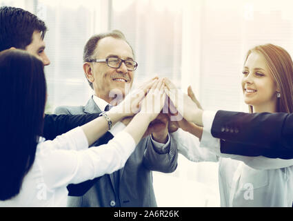 Happy Business Team feiert Sieg in Office Stockfoto