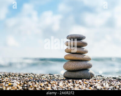 Steine Balance am Strand mit Kopie Platz für Text oder Design. Steine Pyramide als zen, Harmonie, Balance Konzept Stockfoto