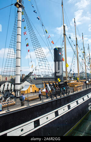 Besucher auf dem Deck der SS Great Britain steamship Museum Stockfoto